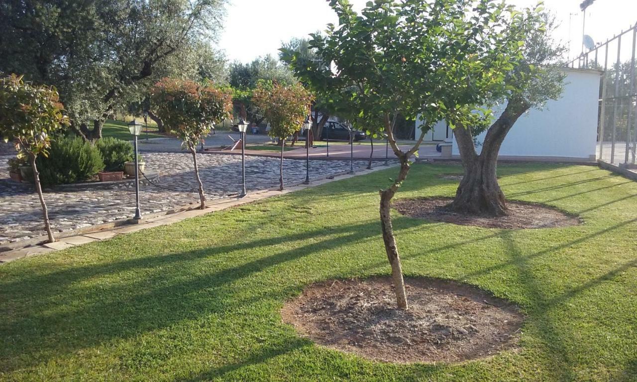 Studio With Tenis Court And Mini Basket Aigio Exterior foto